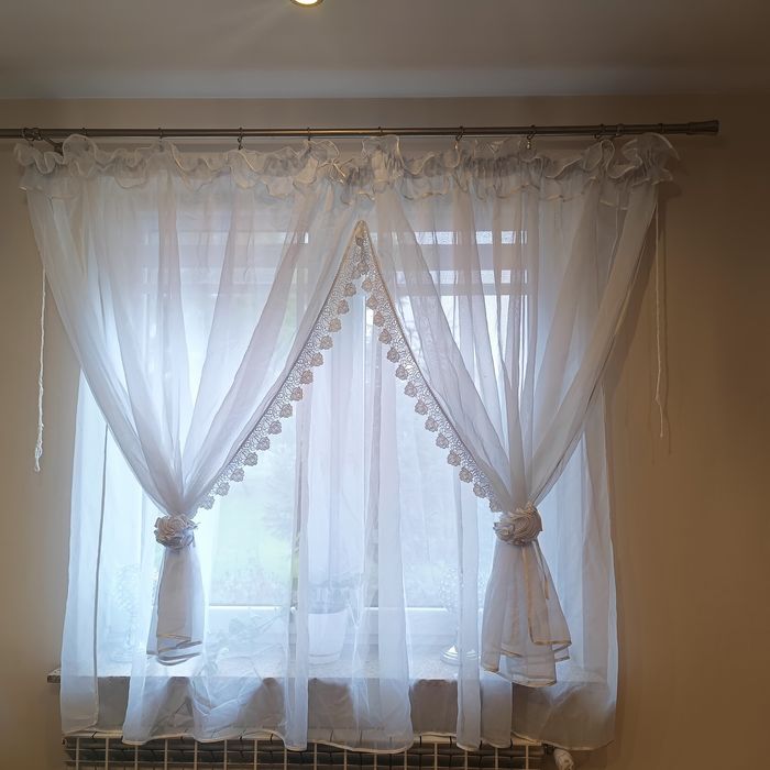 Firanka z koronką i ozdobnymi kwiatkami na karnisz 2 m
