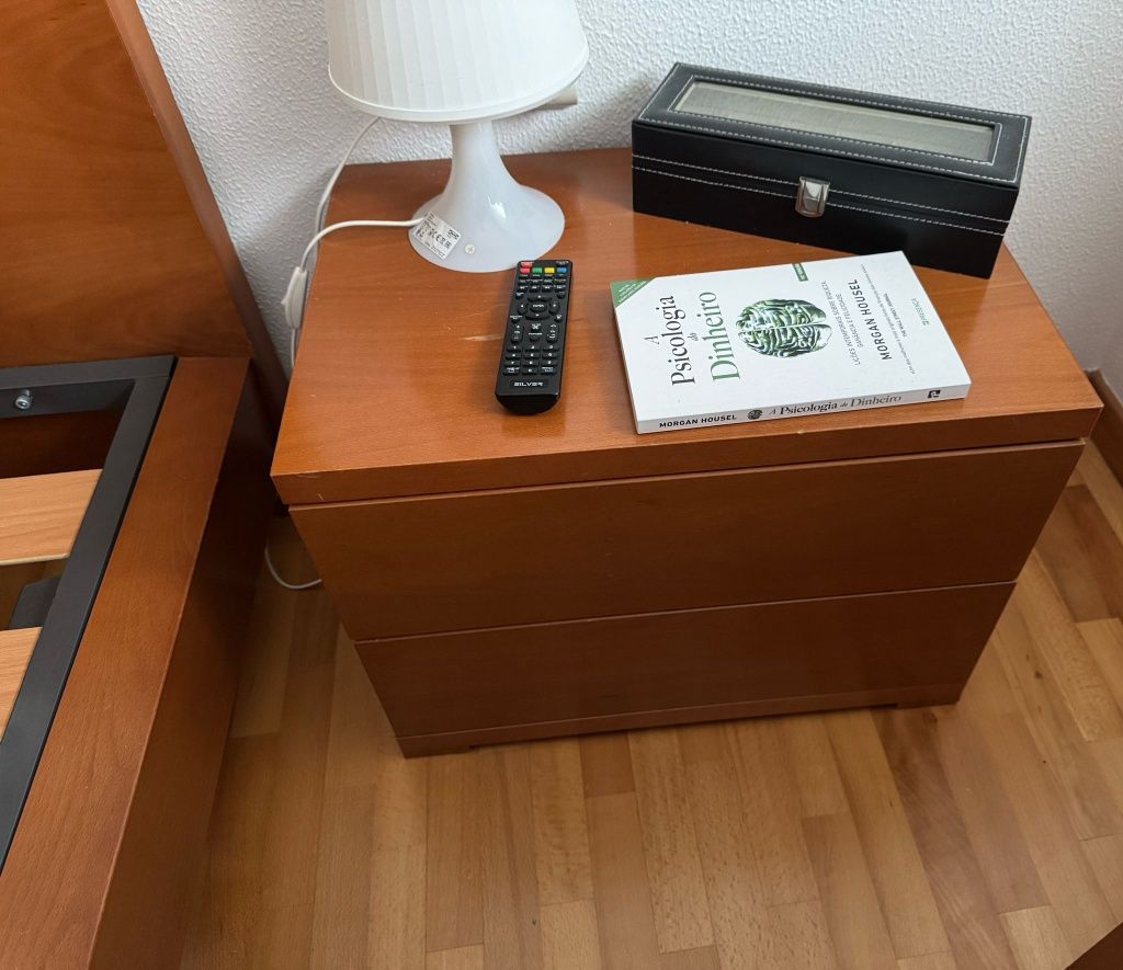 Vende-de Cama de solteiro com estrado e mesa de cabeceira