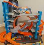 Zestaw Mattel Hot Wheels City FTB69 Mega Garaż Atak Rekina