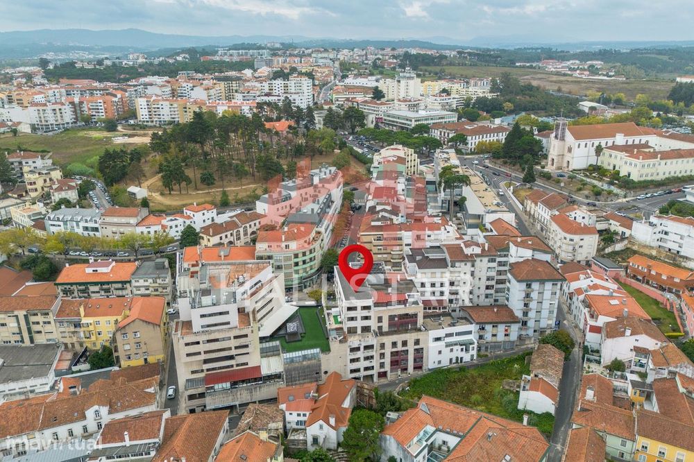 Armazém / Atividade Industrial / Área Total de 215m2 / Leiria