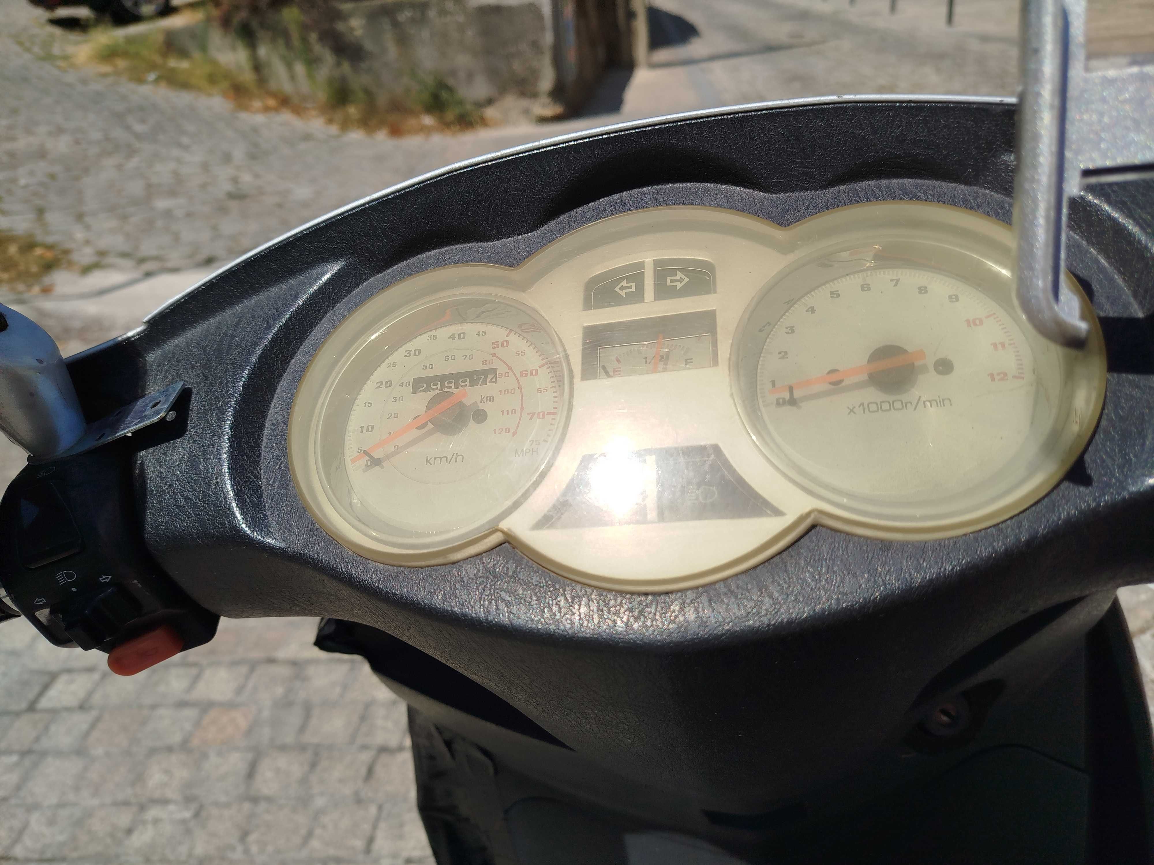 Scooter 125cc em Excelente Estado – Pronta a Andar!