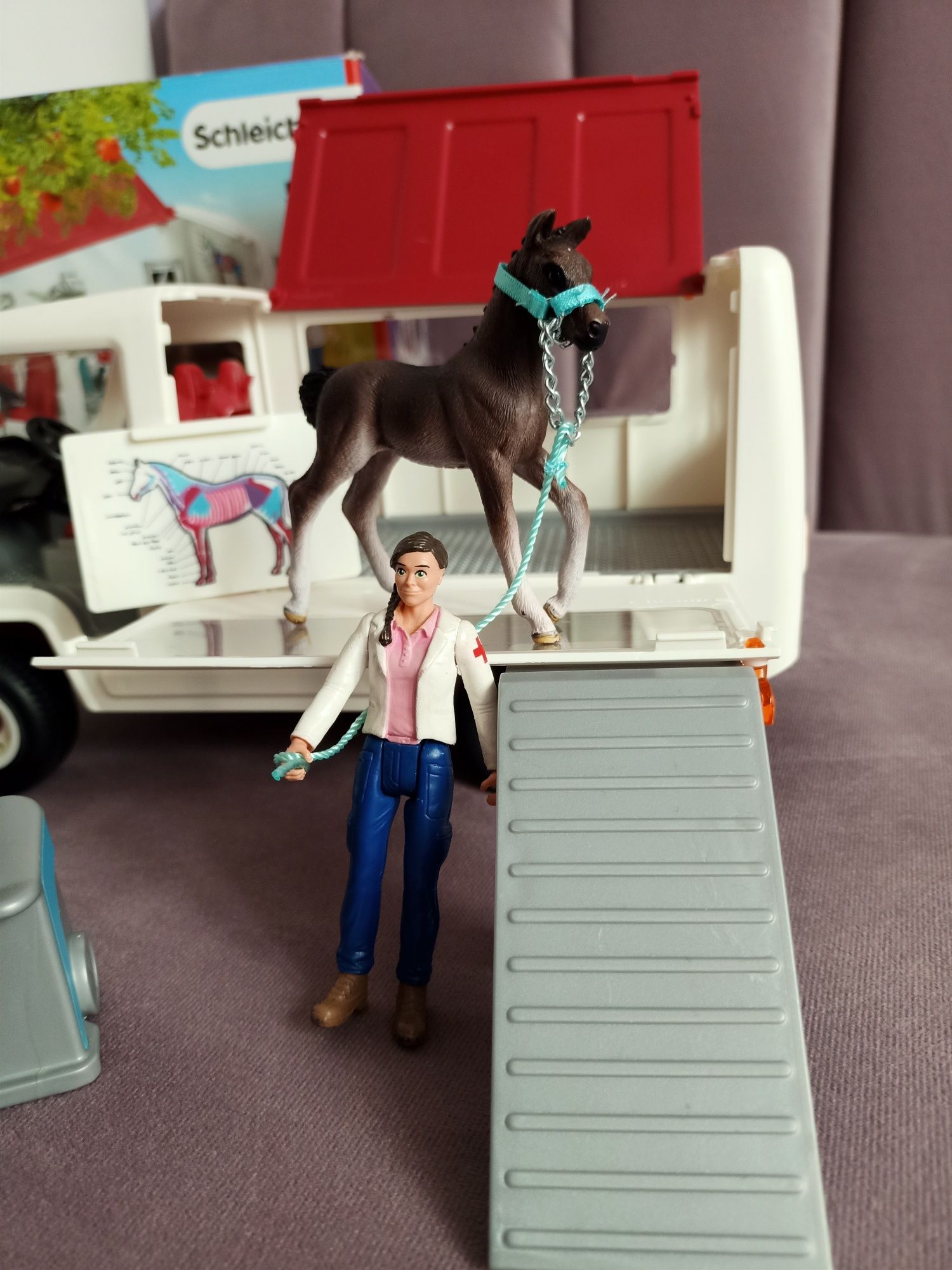 Schleich Mobilna lecznica dla zwierząt ze źrebakiem 42370, Horse Club