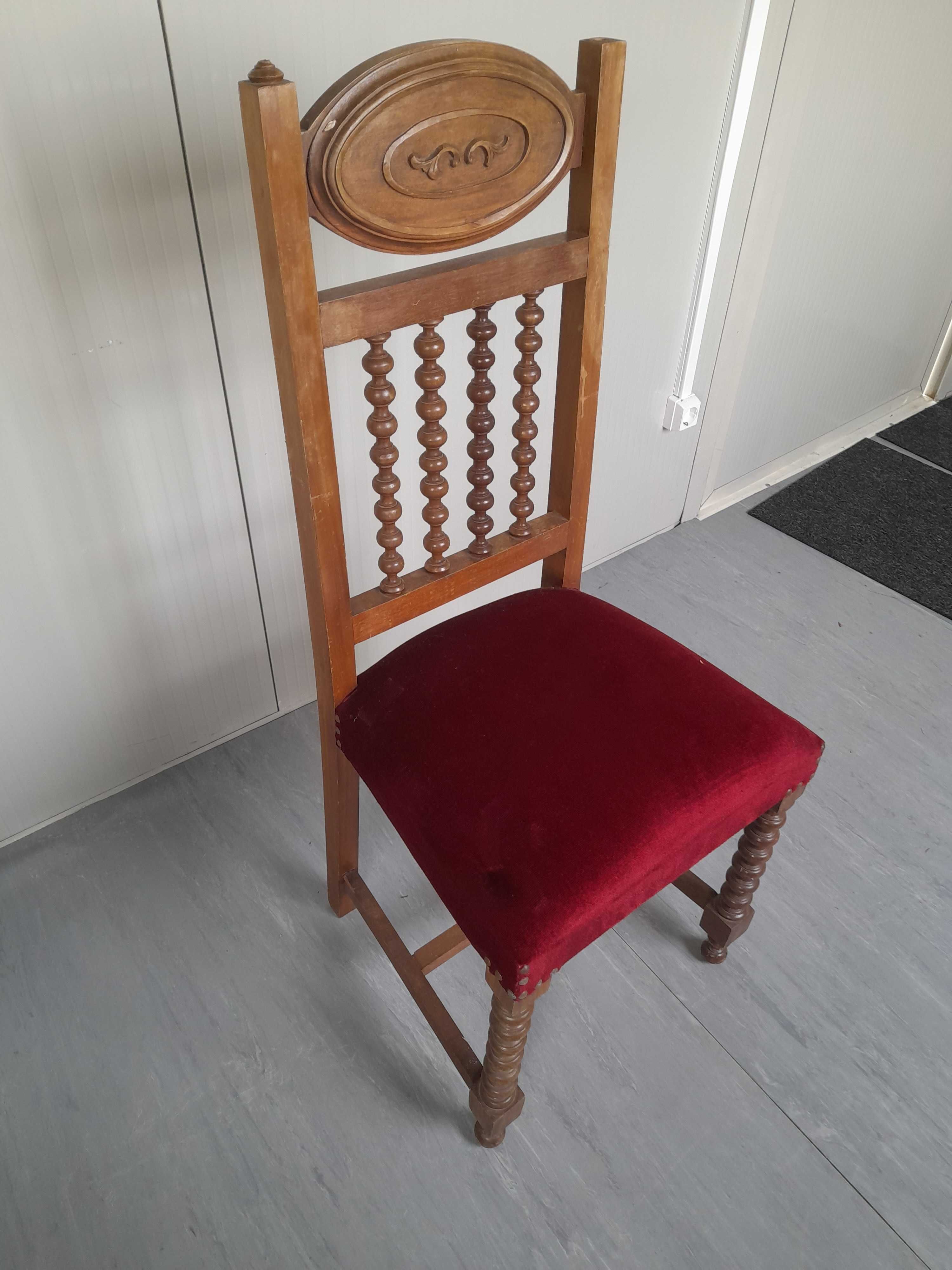 Cadeira estofada de tecido vermelho