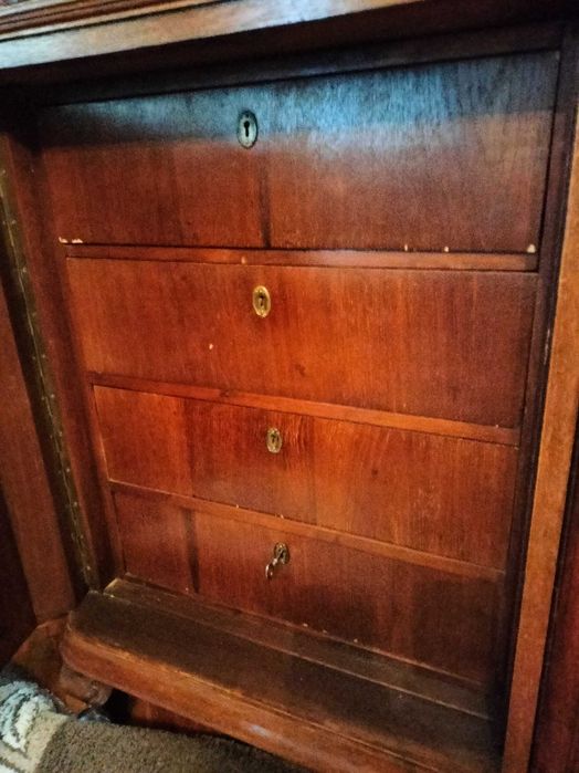 Stylowy kredens z gablotką