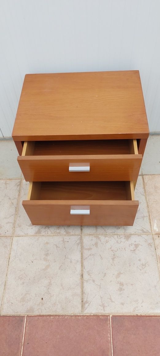 Mesa de cabeceira em madeira