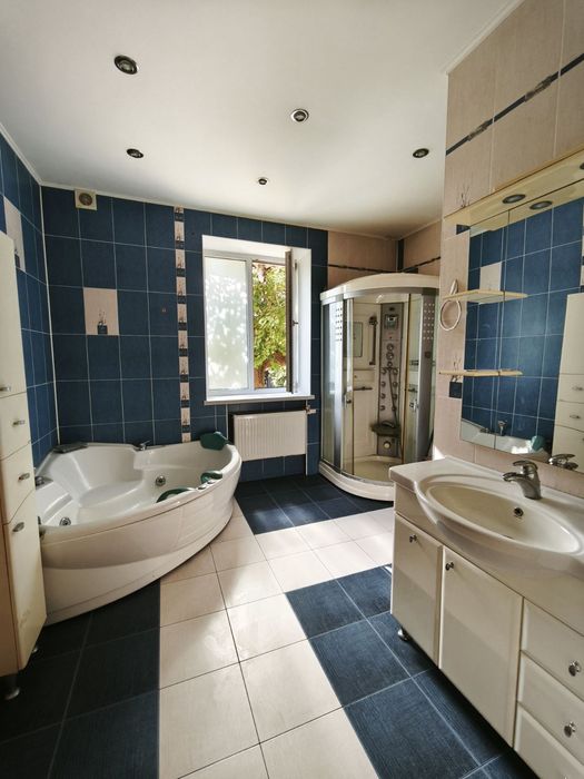 Продаж сучасна 2-х кімнатна в центрі