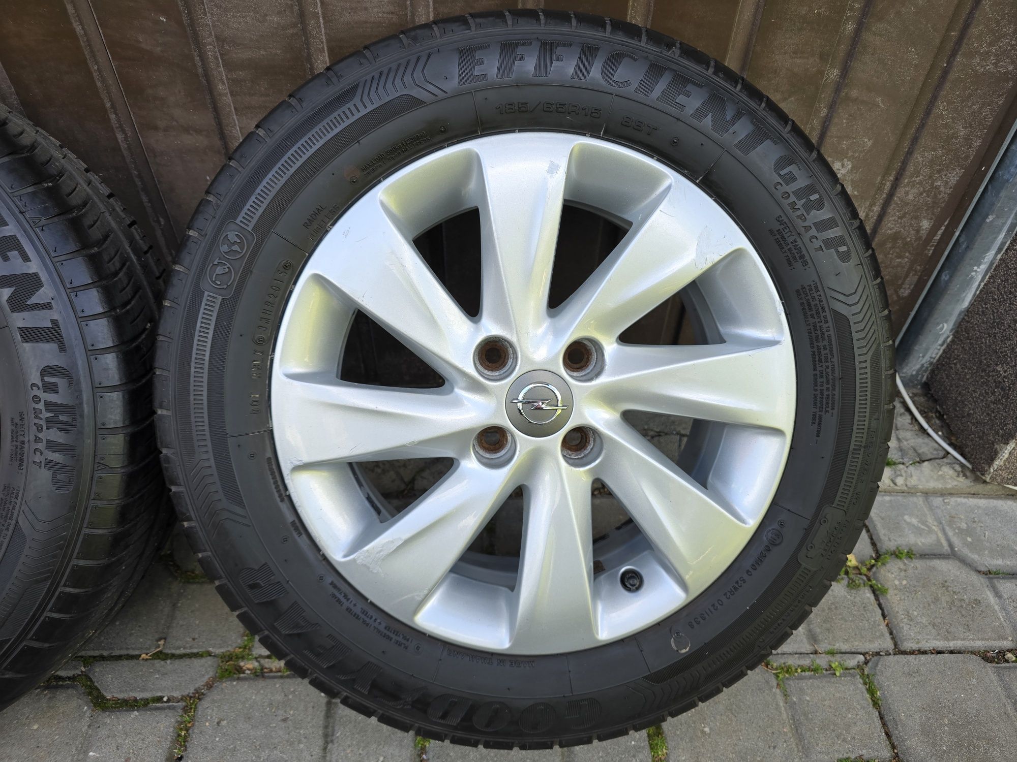 Felgi z oponami 185/65R15 Opel Corsa E D 4x100 Astra H Meriva Combo