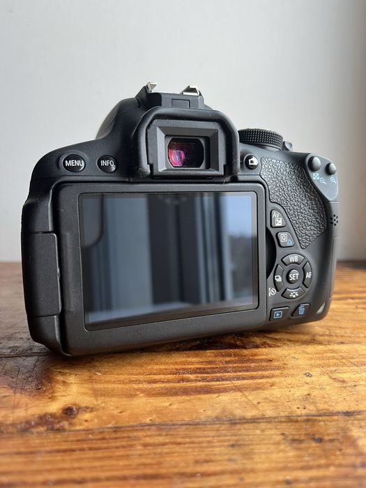 Canon 700D + canon efs 18-55mm