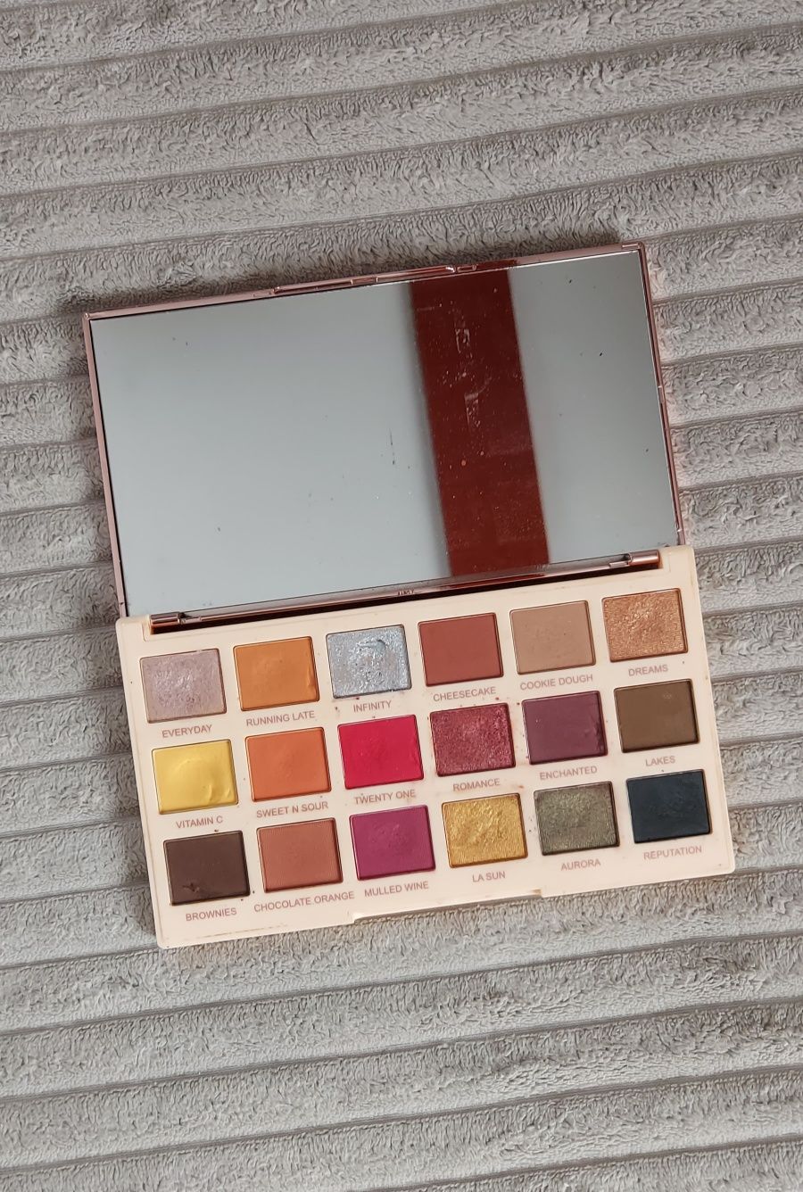 Makeup Revolution Soph X paleta 24 cieni do powiek jak nowa!