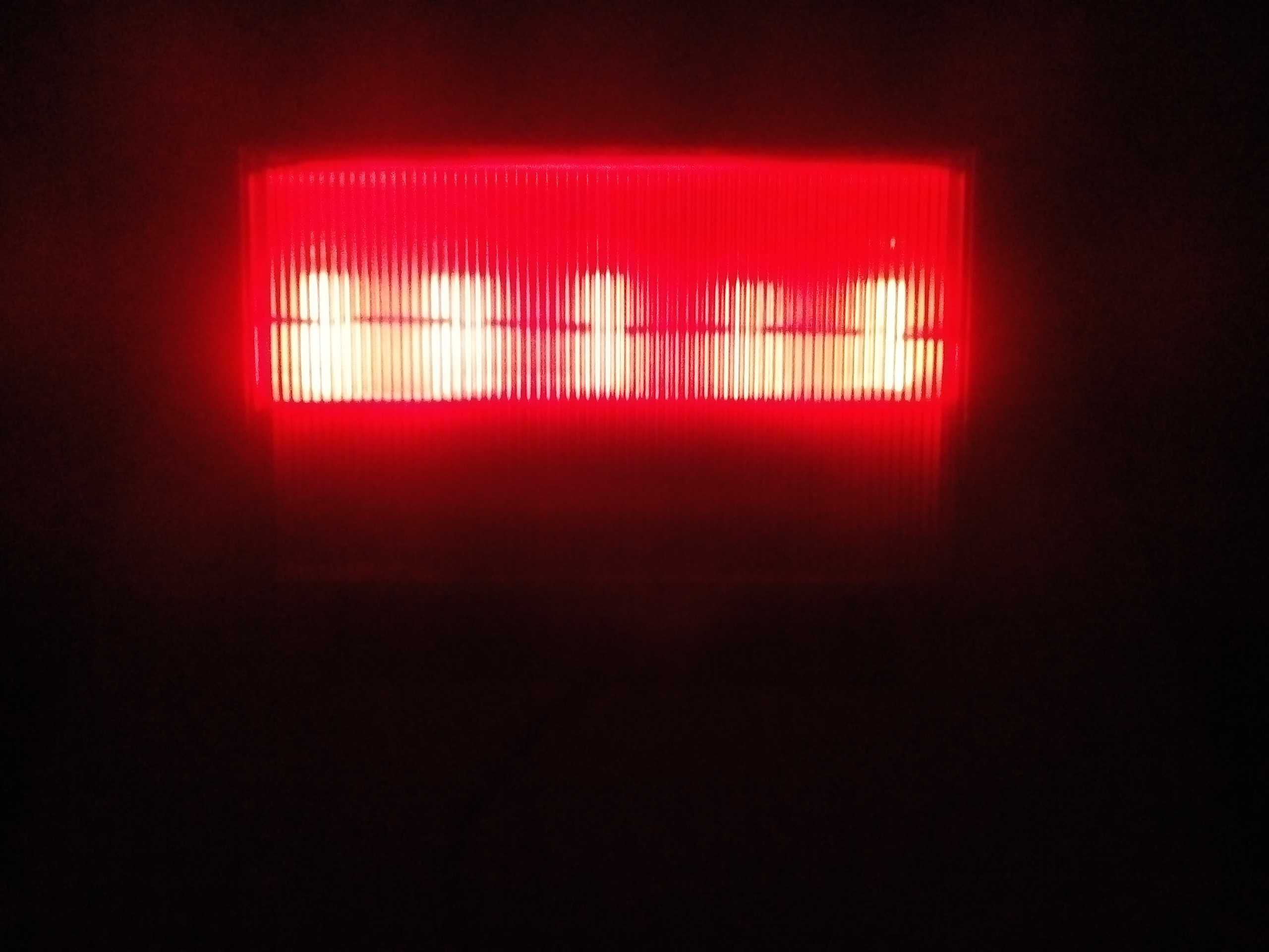 Красный светильник на стойке