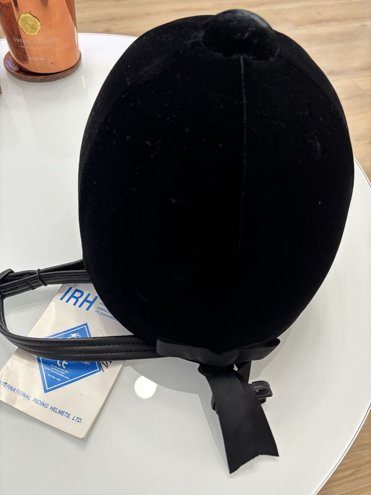 Nowy kask jeździecki toczek IRH, welurowy, rozmiar 54 cm (6 5/8)