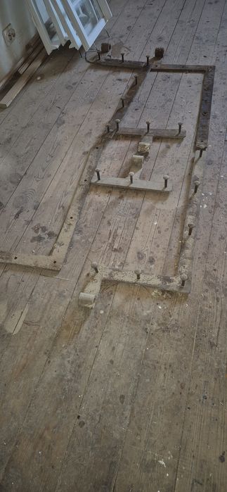 Stare zawiasy od dużych drzwi