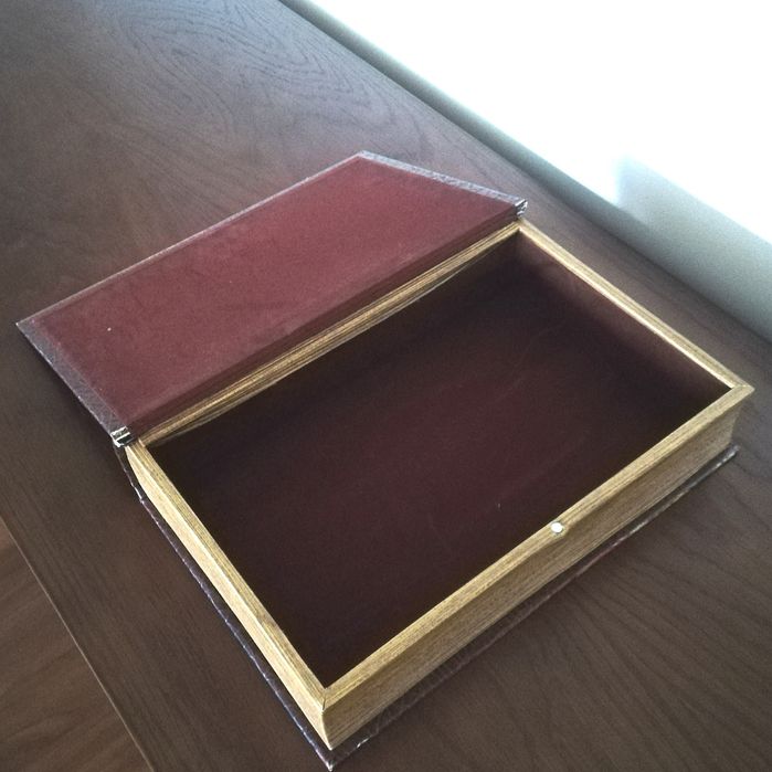 Caixa em forma de livro antigo