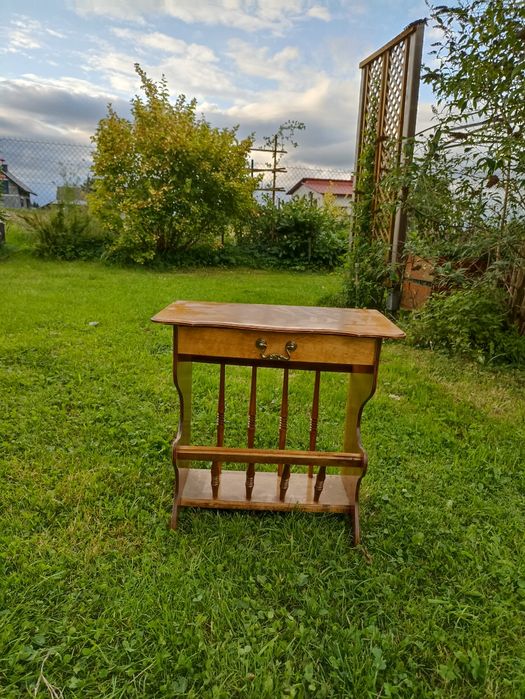 Stoliczek na gazety