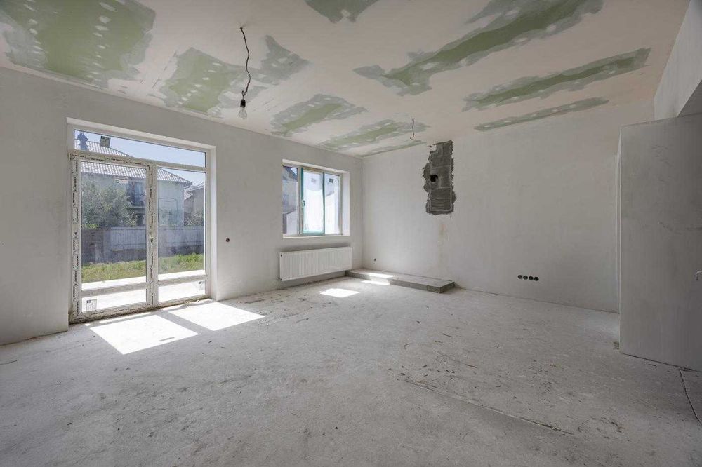 Продаж котеджу з розпочатим ремонтом в Рудне