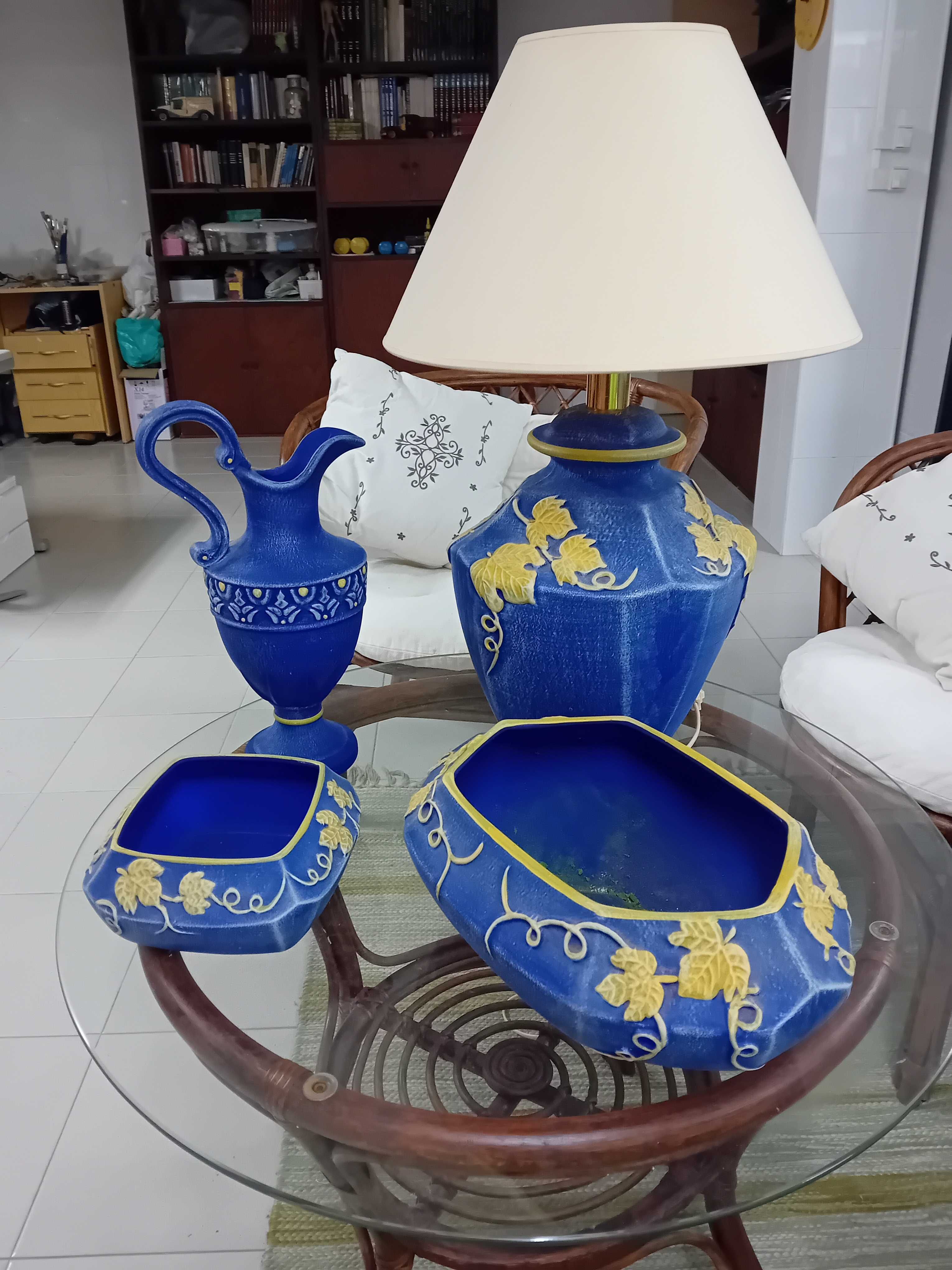 Candeeiro de mesa, jarro, taças (conjunto)