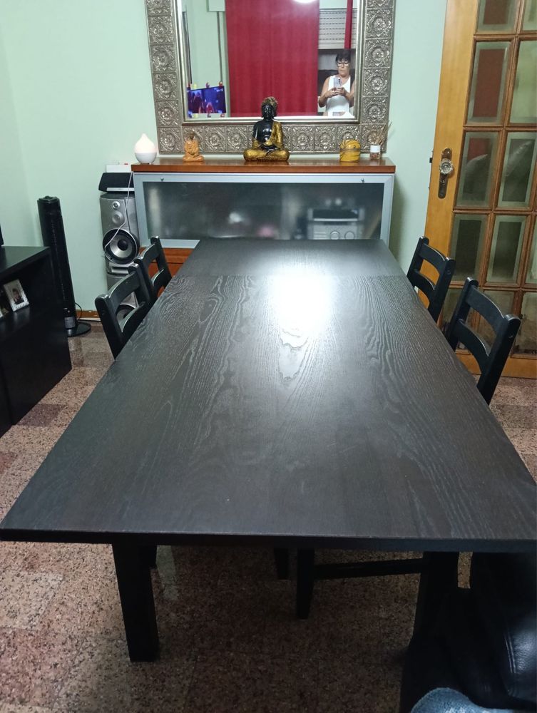 Movel de sala com mesa e cadeiras e espelho