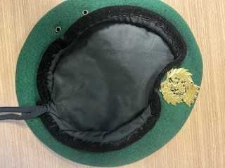 Boina Kangol paraquedista orlada a veludo preto