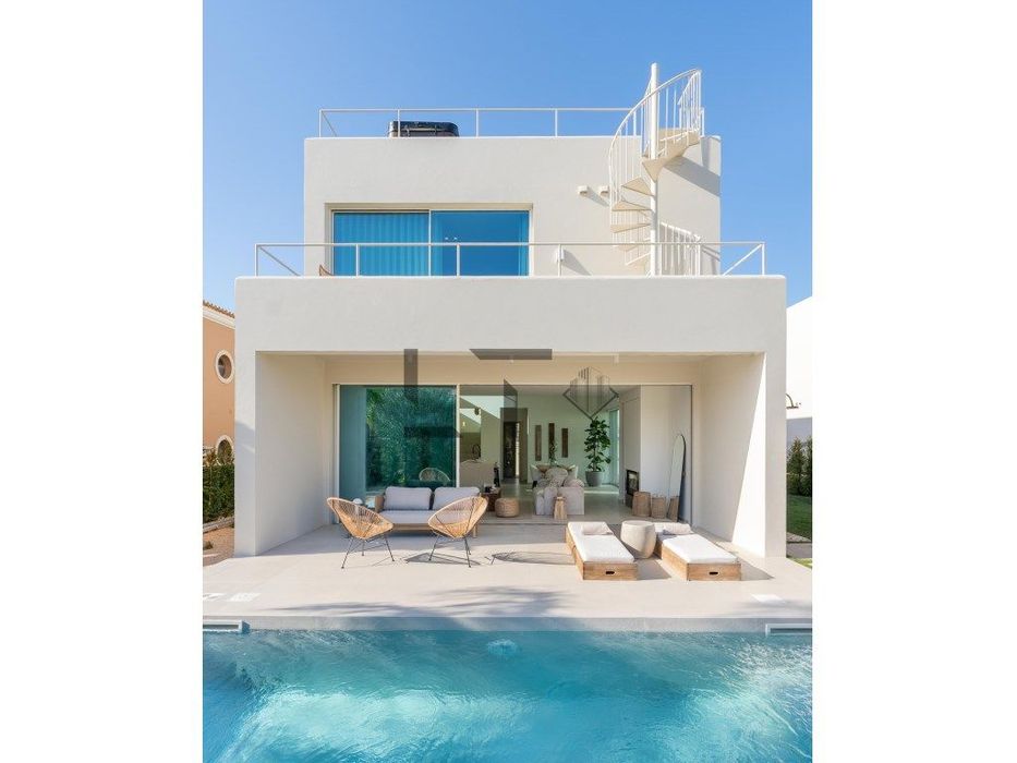Villa de Luxo com 300 m2 com Piscina, para Venda em Faro, Algarve