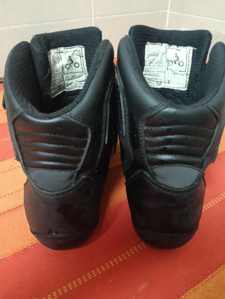 Botas  motomodeka
