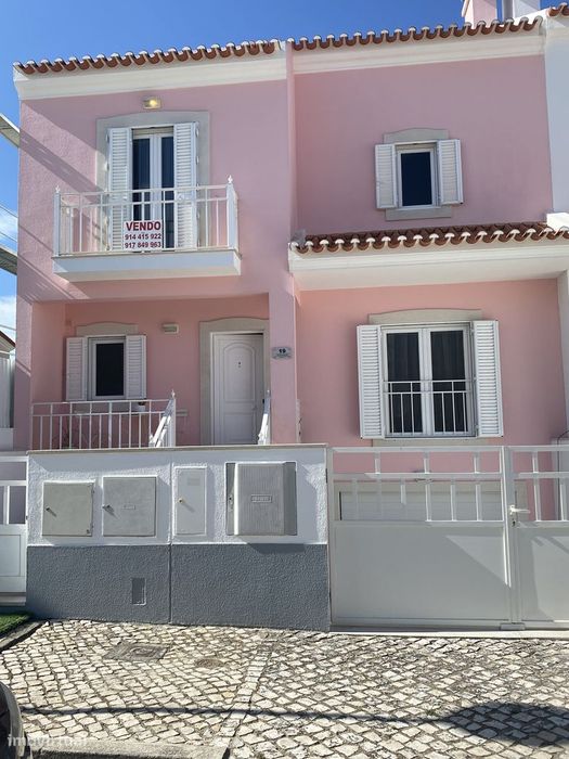 Moradia T3 com garagem, jardim e vista Urbana