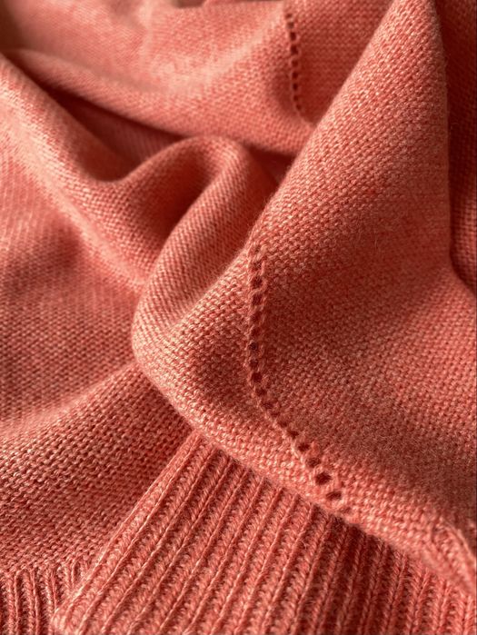 Ażurowy sweter damski z dekoltem w serek koralowy różowy Promod M 38
