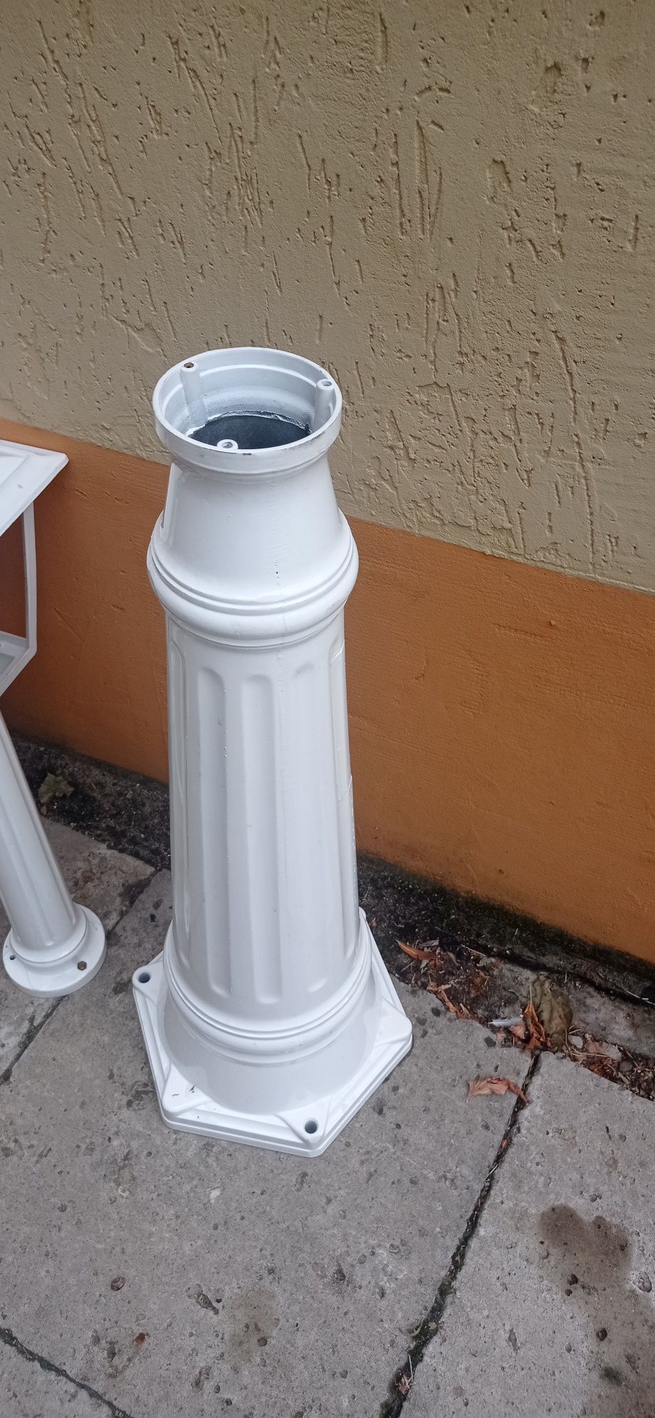Latarnia lampa biała ogrodowa