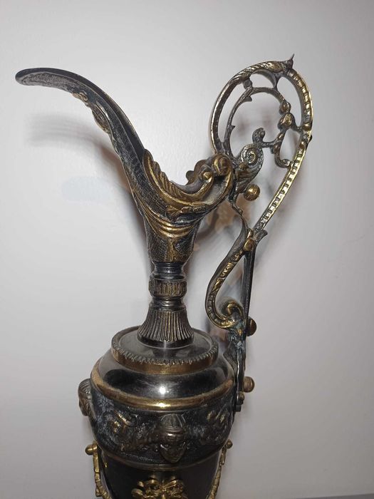 Jarra Decorativa em Estanho Ornamentado – Peça de Charme Clássico