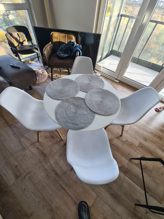 Stół plus  cztery krzesła Promocja do niedzieli