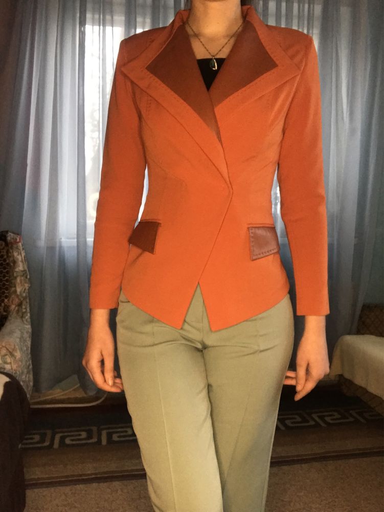 Піджак жіночий помаранчевого кольору