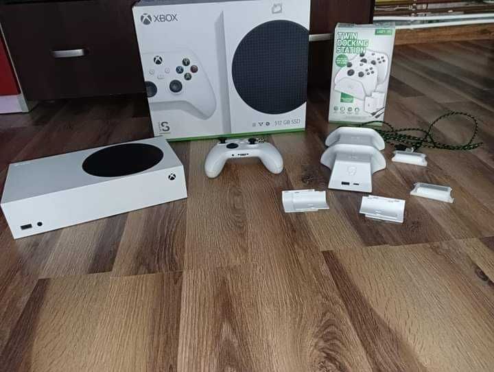 Xbox Series S + 8 gier i stacja ładująca *na gwarancji