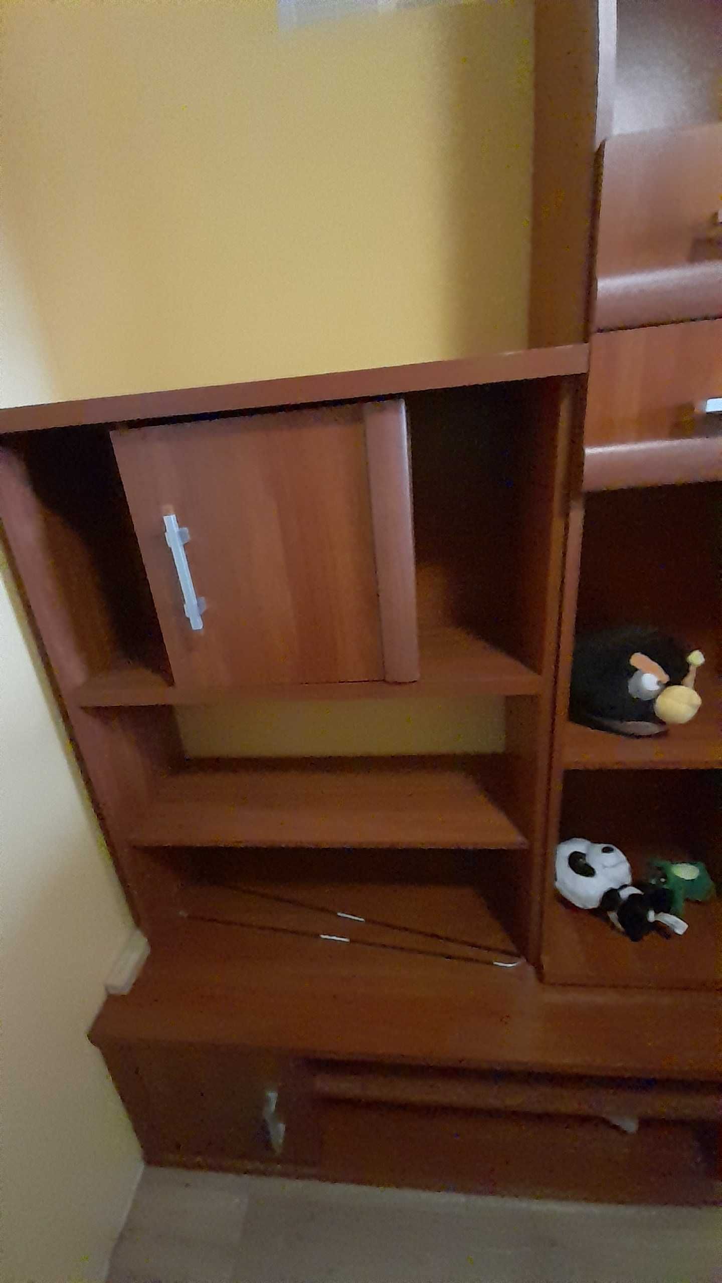 meble do pokoju, widoczne na zdjęciu -zestaw