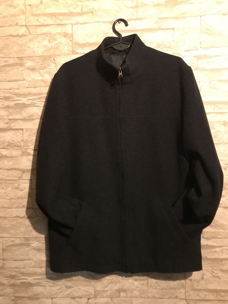 Czarna kurtka męska z materiału jak płaszcz. M-L