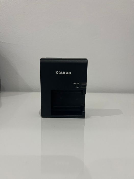 Kit Máquina Fotográfica CANON EOS 2000D