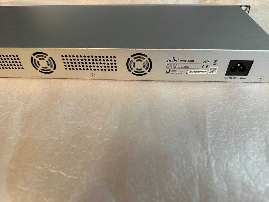 Шлюз Ubiquiti UniFi Security Gateway USG-PRO-4