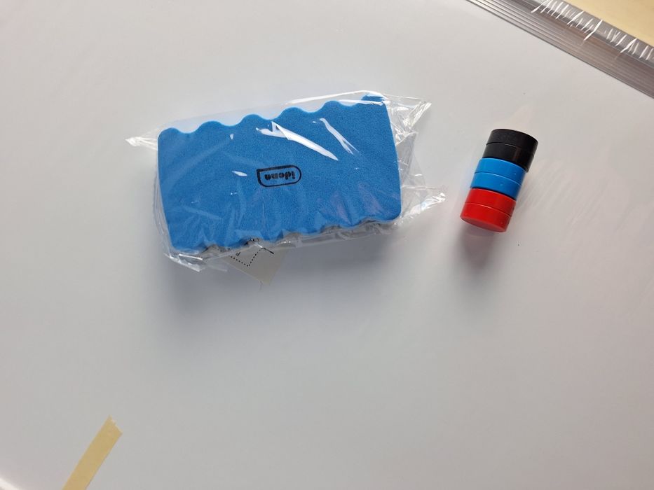 Idena tablica suchościeralna 60x40 cm – magnetyczna, z ramą aluminiową