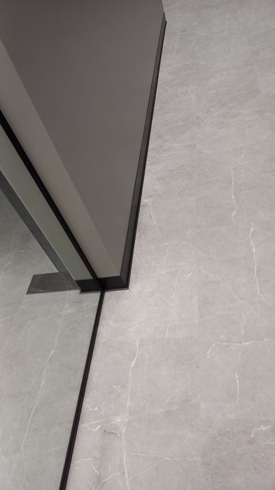 Монтаж  плинтуса,ламината