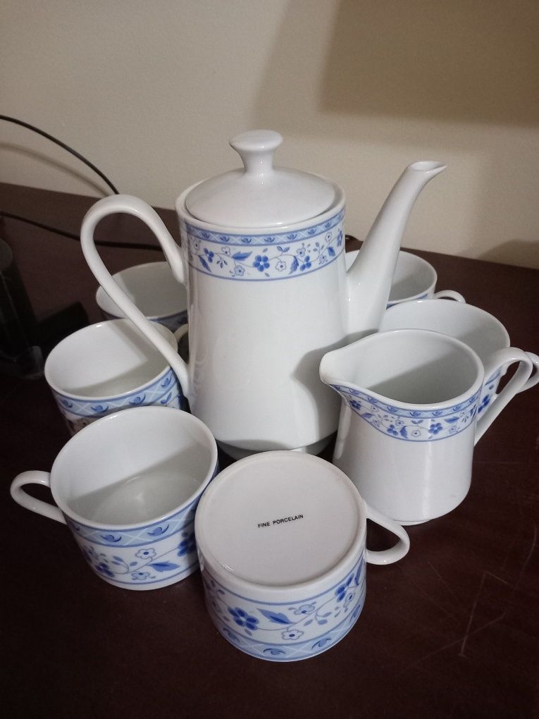 Vários conjuntos de chá e café antigos