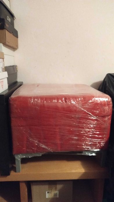 Pufa czerwona na nóżkach w bardzo dobrym stanie.