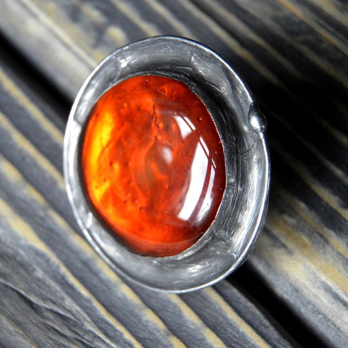 Okazały duży koniakowo pomarańczowy regulowany pierścionek witrażowy