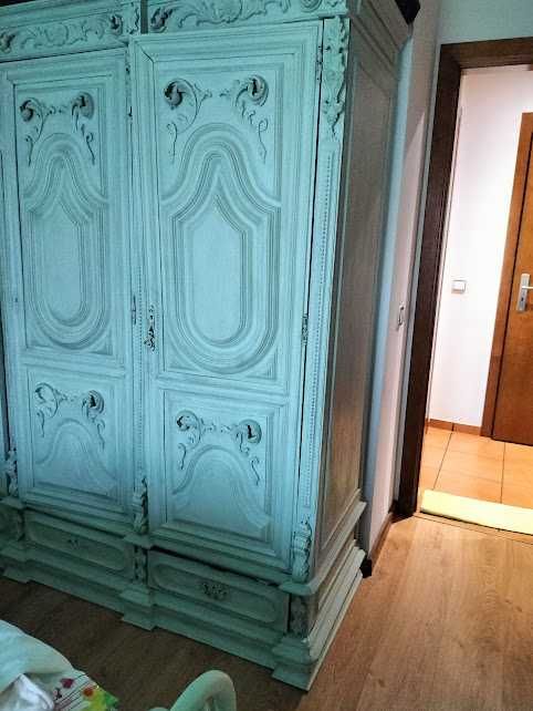 Mobília de quarto com pintura renovada em verde água