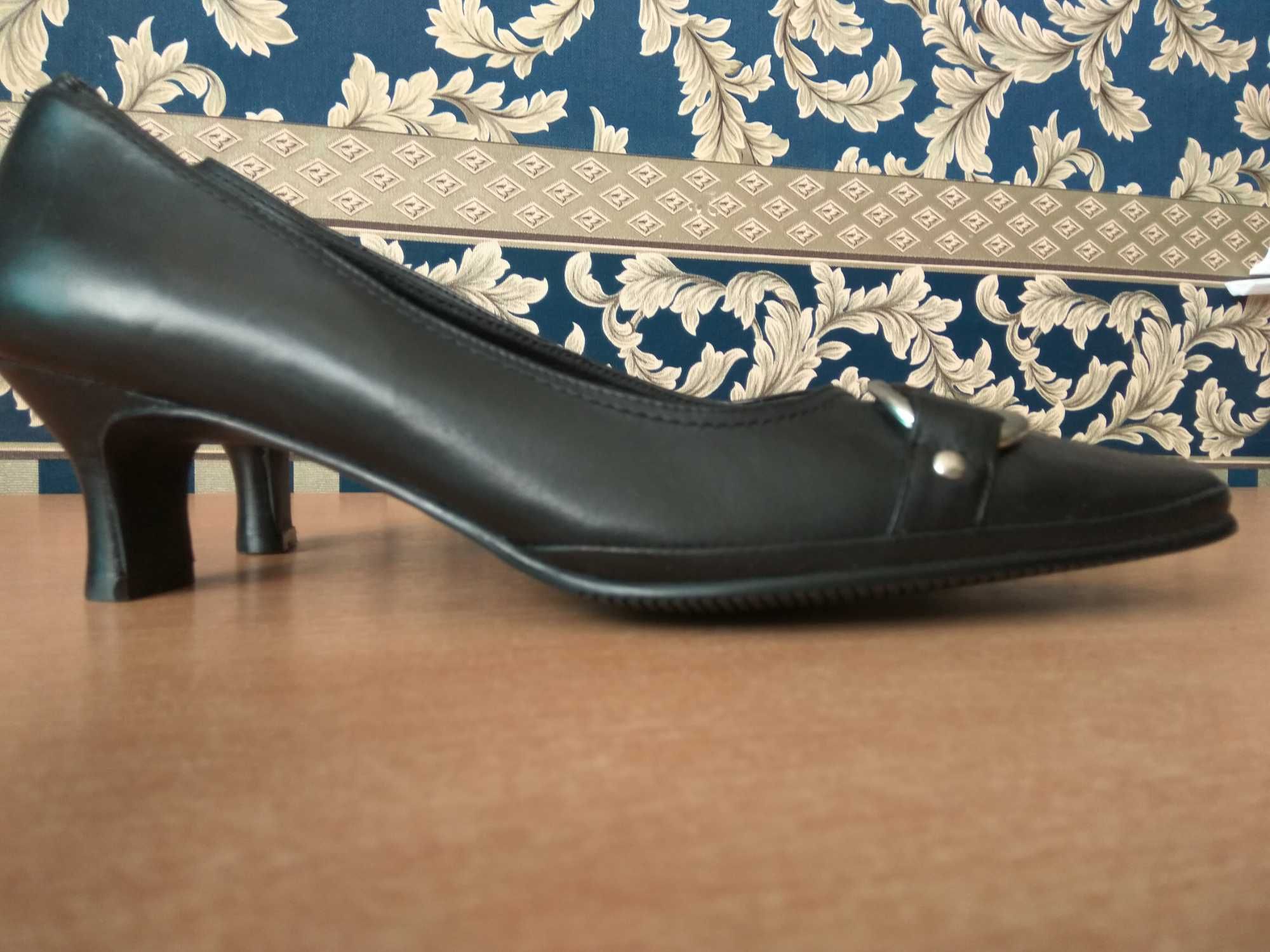 Продам женские туфли. натуральная кожа, размер 39