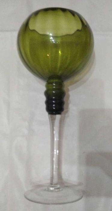 Taça alta e redonda verde