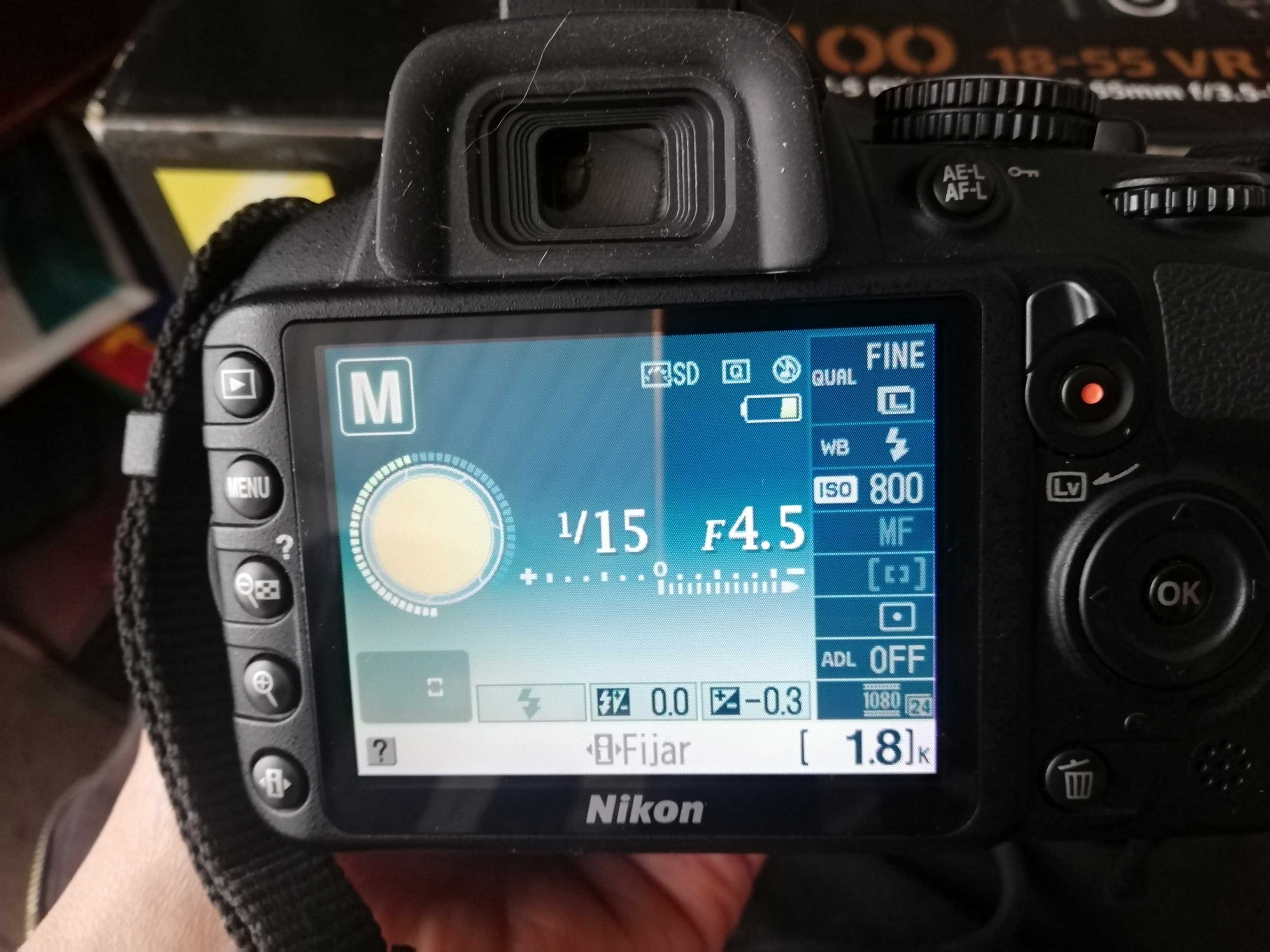 Câmara Nikon D3100 Pouco uso. Menos de 6000 disparos. Quase nova