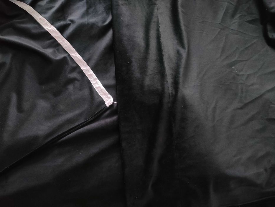 Czarne welurowe, aksamitne zasłony na taśmie