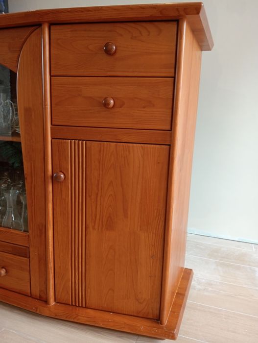 Conjunto de mesa de sala de jantar e cadeiras e um armário