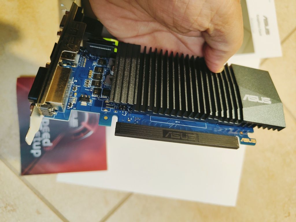 Gráfica GeForce GT 710 impecável
