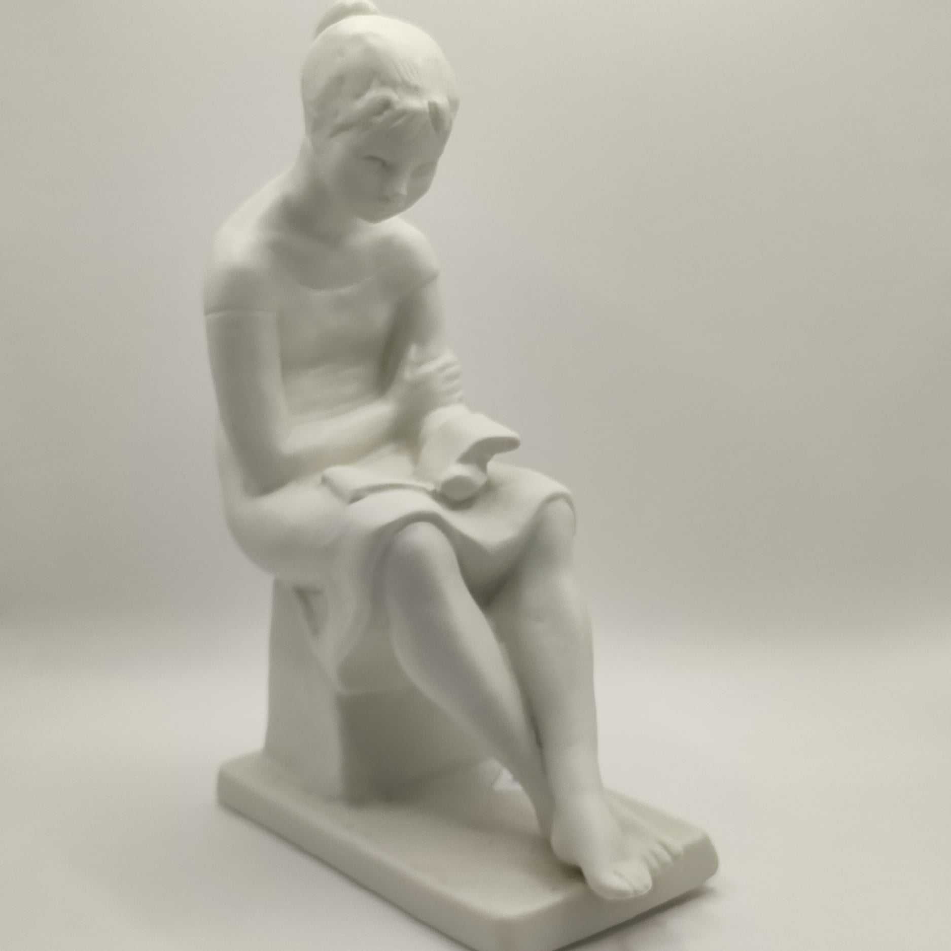 Figurka - Kobieta czytająca książkę - sygnowana Wallendorf