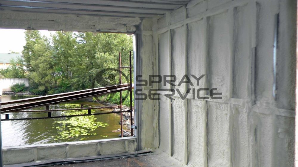 Утеплення даху / будинку / стін піною — безшовне покриття 2в1