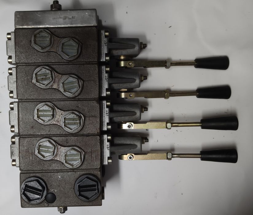 Rozdzielacz Danfoss 4 sekcje nowy